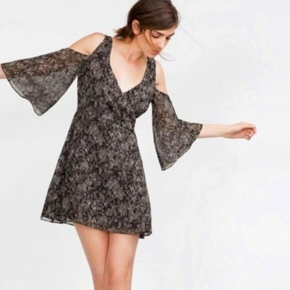 ZARA Black & Grey Print Cold Shoulder Chiffon Bell Sleeve Mini Dress Size Small - Picture 11 of 11